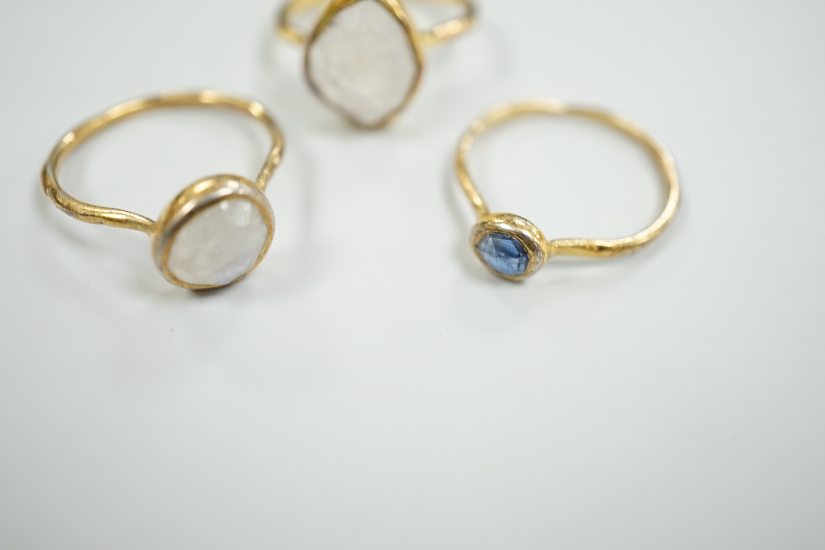 Three assorted yellow metal and single stone labradorite? set rings, gross weight 5.1 grams.